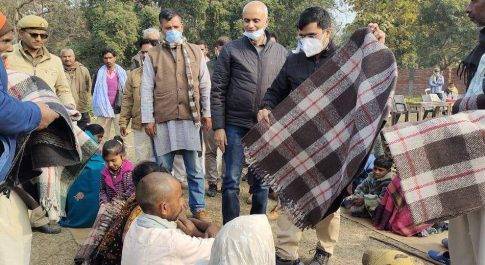 एडीएम ने अन्य अधिकारियों के साथ किया कम्बल का वितरण