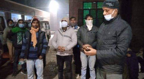 रैन बसेरों व अलाव व्यवस्था का अधिकारियों ने देर रात लिया जायज़ा