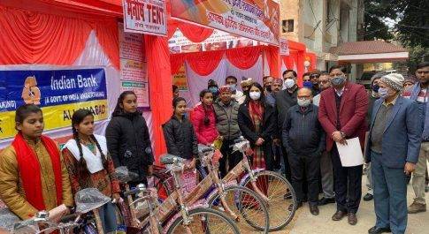 गणतन्त्र दिवस पर मेधावी छात्राओं को मिली साइकिल की सौगात