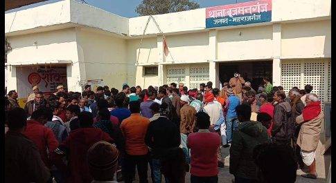बृजमनगंज थानाध्यक्ष पर बेवजह मारने पीटने का लगा आरोप भाजपा कार्यकर्ताओं ने ग्रामीणों संग थाने का किया घेराव
