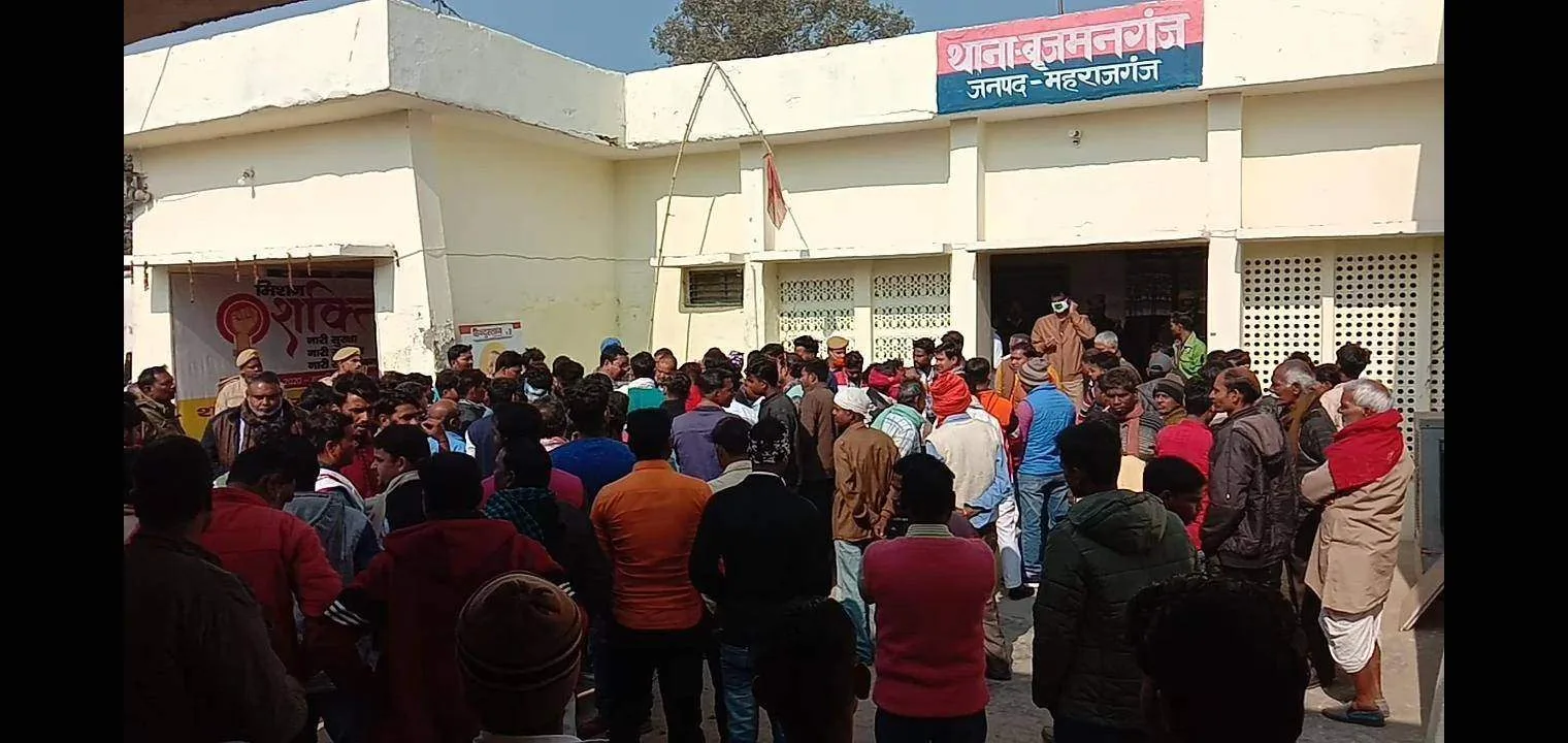 बृजमनगंज थानाध्यक्ष पर बेवजह मारने पीटने का लगा आरोप भाजपा कार्यकर्ताओं ने ग्रामीणों संग थाने का किया घेराव