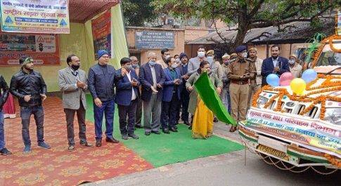 सड़क सुरक्षा माह के अवसर पर रवाना हुए जागरूकता वाहन