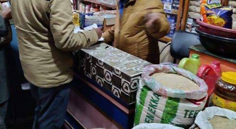 खाद्य सुरक्षा अधिकारियों की टीम ने चैक बाजार के प्रतिष्ठानों संग्रहीत किये नमूने