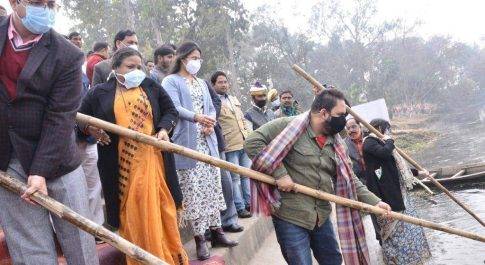 चित्तौरा झील की सफाई में विधायक सदर, डीएम व सीडीओ ने किया श्रमदान