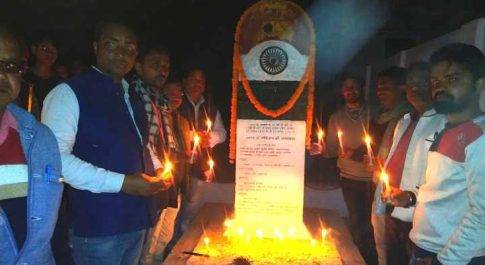 महराजगंज। बृजमनगंज शहीद स्मारक पर शहीदो की सहादत में कैंडल जलाकर नम आंखो से दी गई श्रद्धांजलि