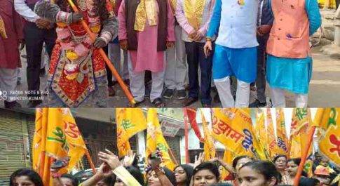 नौतनवा। श्याम की झांकी मे रंगे चेयरमैन गुड्डू खान भावविभोर हो गये कहा ये ऐसा दरबार हैं जहां से कोई भी श्याम प्रेमी खाली हाथ नही लौटता