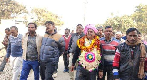 सहायक विकास अधिकारी के सेवानिवृत्त होने पर विदाई समारोह में सम्मानित किया गया