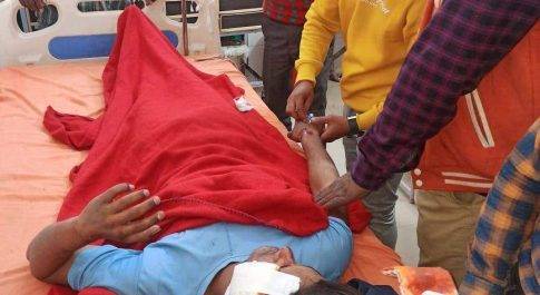अनियंत्रित मोटरसाइकिल खाई में पलटी मोटरसाइकिल सवार दोनों भाइयों कोआई गंभीर चोटें