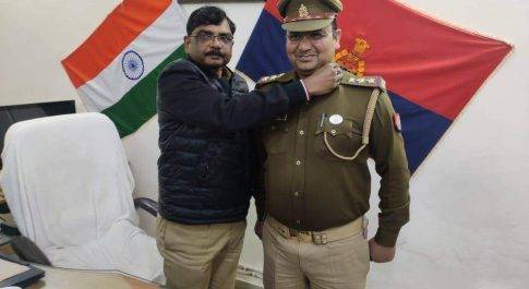 महराजगंज। पुलिस अधीक्षक द्वारा उप निरीक्षक आशुतोष सिंह को निरीक्षक की पदोन्नि पर स्टार लगाकर प्रोमोशन की बधाई दिया गया