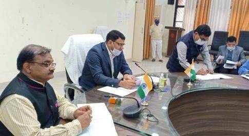 कलेक्टर सभागार में जिलाधिकारी ने राजस्व संग्रह की बैठक की