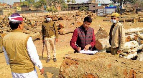 उप जिलाधिकारी नौतनवा ने किया दस्तावेजों का जांच आरा मशीन मालिक को स्पष्टीकरण जारी