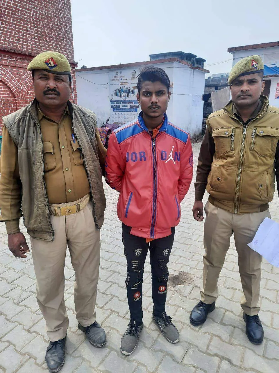 महराजगंज। थाना कोतवाली पुलिस द्वारा वांछित अभियुक्त को किया गया गिरफ्तार, भेजा गया जेल?