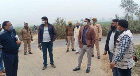गौनरिया बाबू से शिकारपुर रोड तक निमार्ण का निरीक्षण करते जिलाधिकारी महराजगंज