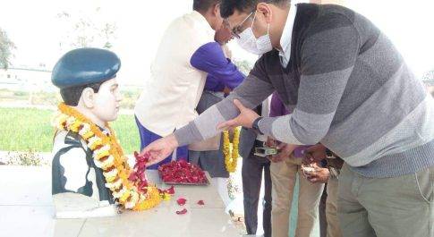 हरपुर। पुलवामा में शहीद पंकज त्रिपाठी के शहीद स्मारक पर पहुंच जिलाधिकारी उज्जवल कुमार एवं एसपी प्रदीप गुप्ता ने श्रद्धा सुमन अर्पित करते हुए किया नमन
