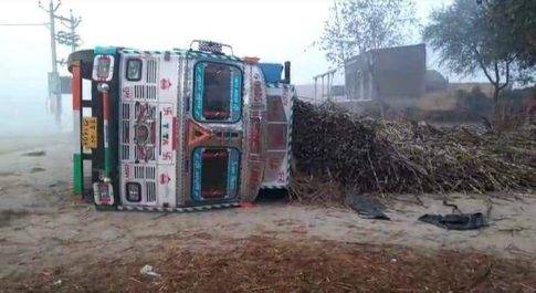 गन्ना लदी ट्रक अनियंत्रित होकर पलटी बड़ी दुर्घटना होने से बची