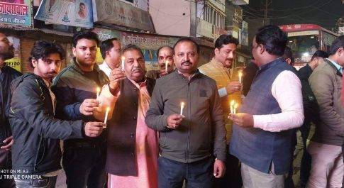 महराजगंज। व्यापार मंडल अध्यक्ष सहित नौतनवा के कार्यकर्ताओं ने पुलवामा के शहीदों को श्रद्धांजलि अर्पित करते हुए कैंडल मार्च निकाला