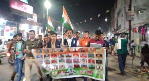 फरेंदा मे पूर्व चेयरमैन के साथ सैकड़ों लोगों ने शहीदों की याद मे निकाला कैंडल मार्च