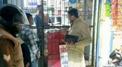 मोतीपुर पुलिस ने देर शाम ढाबों बियर शराब की दुकानों पर किया गहन चेकिंग