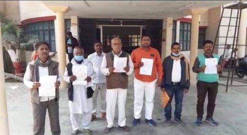 महराजगंज। गलत आरक्षण प्रस्तुत करने को लेकर ग्रामीणों ने जिलाधिकारी को सौंपा ज्ञापन