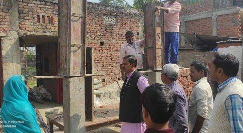 फरेंदा। प्रधान मंत्री आवास योजना के अंतर्गत रुपये पाकर लाभार्थियों के खिले चेहरे