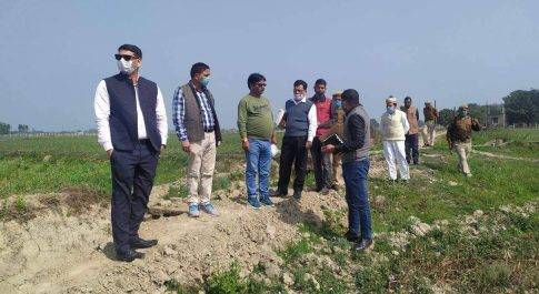 महराजगंज। उद्यान विभाग की आलू प्रक्षेत्र विजयपुर फार्म का निरीक्षण करते जिलाधिकारी ।
