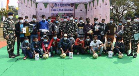 एसएसबी द्वारा नागरिक कल्याण कार्यक्रम के तहत युवाओं को खेल एवं स्वच्छता सामग्री हुआ वितरण