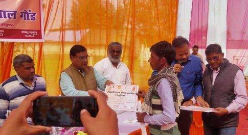 आवास प्रमाणपत्र पाकर खिले अग्नि पीड़ितों के चेहरे,सांसद ने दी आवास प्रमाण पत्र