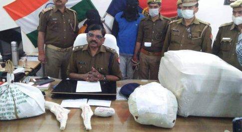 थाना निचलौल पुलिस द्वारा लूट की घटना का अनावरण कर, 02 अभियुक्तो को किया गिरफ्तार।