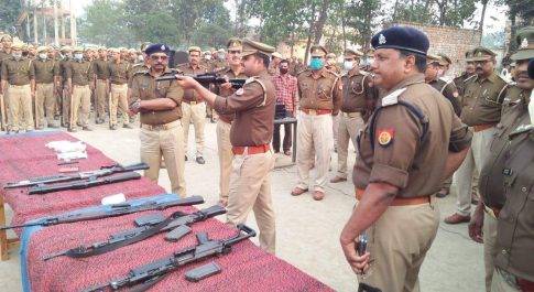 पुलिस लाईन महराजगंज में आधुनिक यंन्त्रो व शस्त्रो का भी दिया गया प्रशिक्षण