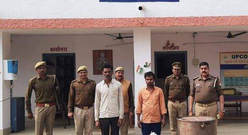 मोतीपुर पुलिस ने भारी मात्रा में जहरीली शराब व बनाने वाले उपकरण के साथ दो अभियुक्तों को किया गिरफ्तार 600 लीटर लहंन भारी मात्रा में शराब बनाने के उपकरण बरामद