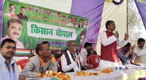 सीमावर्ती क्षेत्र में चौपाल लगाकर किसानों को किया जागरूक काफी संख्या में लोग रहे मौजूद