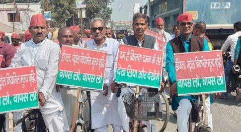 फरेंदा। महंगाई को लेकर केंद्र सरकार के खिलाफ सपा कार्यकर्ताओं ने निकाली साइकिल रैली।*