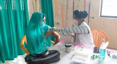 नौतनवा। सीएचसी रतनपुर में कोविड 19 वैक्सीनेशन टीकाकरण का दूसरा डोज़ लगा