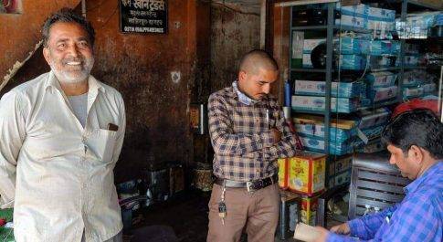 खाद्य सुरक्षा अधिकारियों की टीम ने विभिन्न स्थानों से संग्रहीत किये नमूने