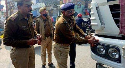 महराजगंज। महाराजगंज में सड़क सुरक्षा को लेकर खुद सड़क पर उतरे एसपी प्रदीप गुप्ता रोड यूजर्स को किया जागरूक
