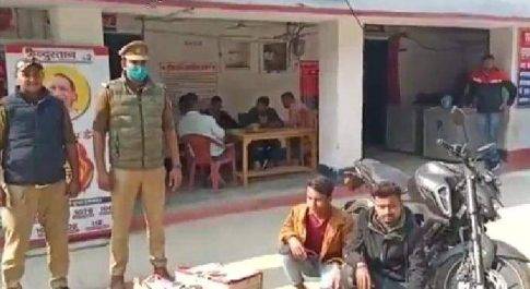 महराजगंज। नौतनवां थाना पुलिस ने टोल प्लाजा के पास से विदेशी सिगरेट के साथ दो व्यक्ति को गिरफ्तार कर कस्टम विभाग को किया सुपुर्द
