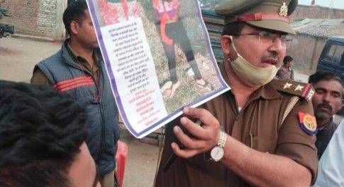 अग्ज्ञात महिला के शव की शिनाख्त कराने में जुटी रामगांव पुलिस प्रभारी निरीक्षक ने खुद फोटो दिखाकर लोगों से शिनाख्त की की दरखास्त