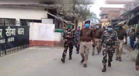 महराजगंज। नेपाल पुलिस और एसएसबी एवं पुलिस की संयुक्त टीम ने बॉर्डर पर किया पेट्रोलिंग