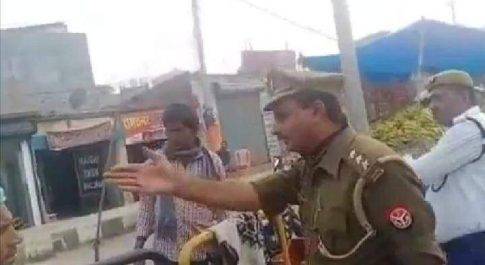 महराजगंज। यातायात प्रभारी ने सड़क से हटाया अतिक्रमण