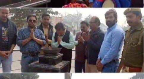 महराजगंज। नौतनवा नगर के छपरा में स्थित शहीद स्मारक पर चेयरमैन पुलवामा में शहीदजवानों को अमर ज्योति जलाकर दी श्रद्धांजलि