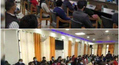 महराजगंज। जिलाधिकारी ने कलेक्टर सभागार में मिशन शक्ति अभियान के अंतर्गत विभिन्न विद्यालयों की छात्राओं को किया जागरूक