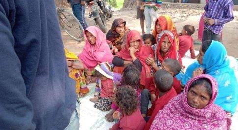सहायता की मांग पर डूबे युवक के परिजन बैठे धरने पर