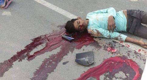सड़क पार कर रही किशोरी से टकराकर मोटरसाइकिल सवार 15 वर्षीय नव युवक की दर्दनाक मौत देहात कोतवाली पुलिस मौके पर मौजूद
