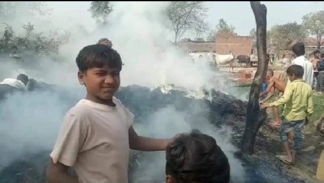 अज्ञात कारणों से घर में लगी आग गृहस्थी का सामान जलकर हुआ खाक ग्रामीण का रो रो कर बुरा हाल