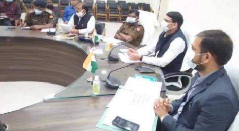 महराजगंज। डीएम और एसपी ने जिलाधिकारी सभागार में जिला स्तर पर आगामी चुनाव को लेकर की आवश्यक बैठक