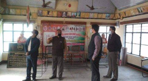 सेनानी भवन प्रांगण का डीएम ने किया निरीक्षण