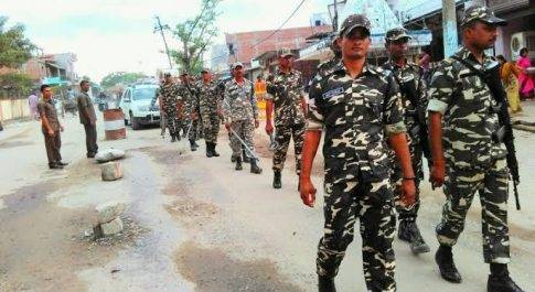 महराजगंज। पुलिस व एसएसबी के संयुक्त टीम द्वारा बार्डर क्षेत्रों में किया गया पेट्रोलिंग।