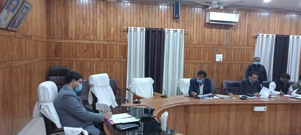 डी.एम. की अध्यक्षता में सम्पन्न हुई जिला परीक्षा समिति की बैठक