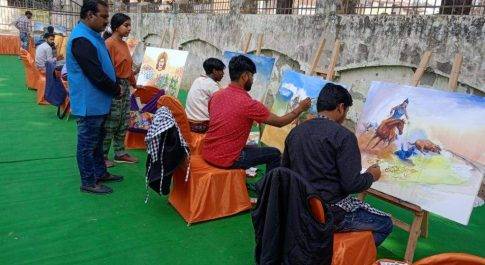 महाराजा सुहेल देव जी के जीवन गाथा, शौर्य एवं राष्ट्रीयता को कैनवास पर उभार रहे है चित्रकार