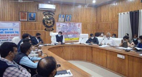 आईजीआरएस सन्दर्भों की समीक्षा हेतु डीएम की अध्यक्षता में सम्पन्न हुई बैठक